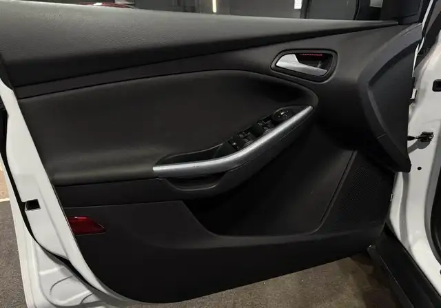 Ford Focus view 14