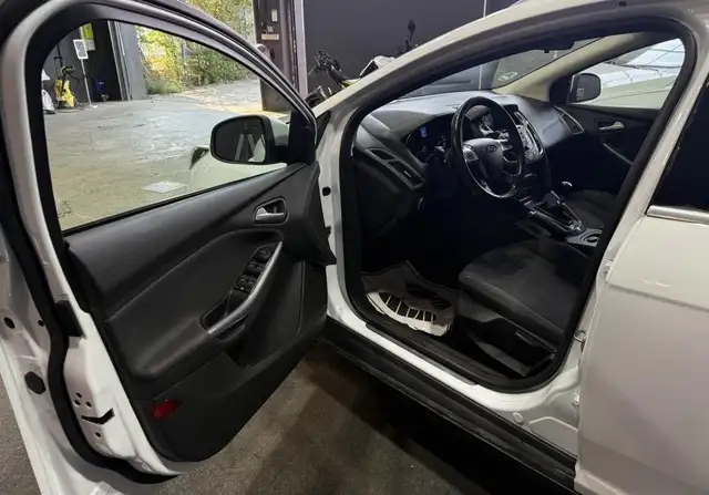 Ford Focus view 13