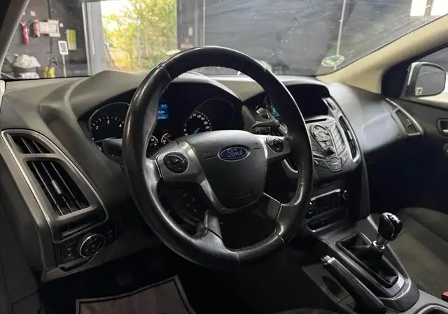 Ford Focus view 16