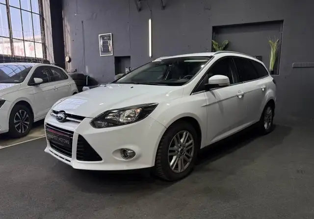Ford Focus view 3