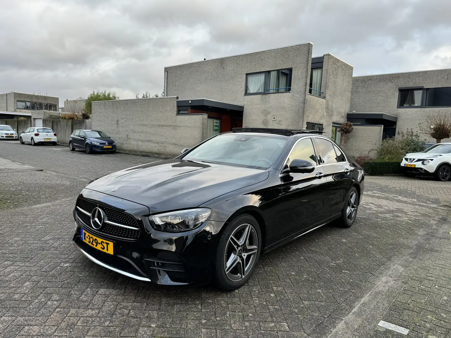 Mercedes-Benz E 200 Mercedes-Benz E-klasse 200 d AMG 1e eig NL Pano Zwart - 1