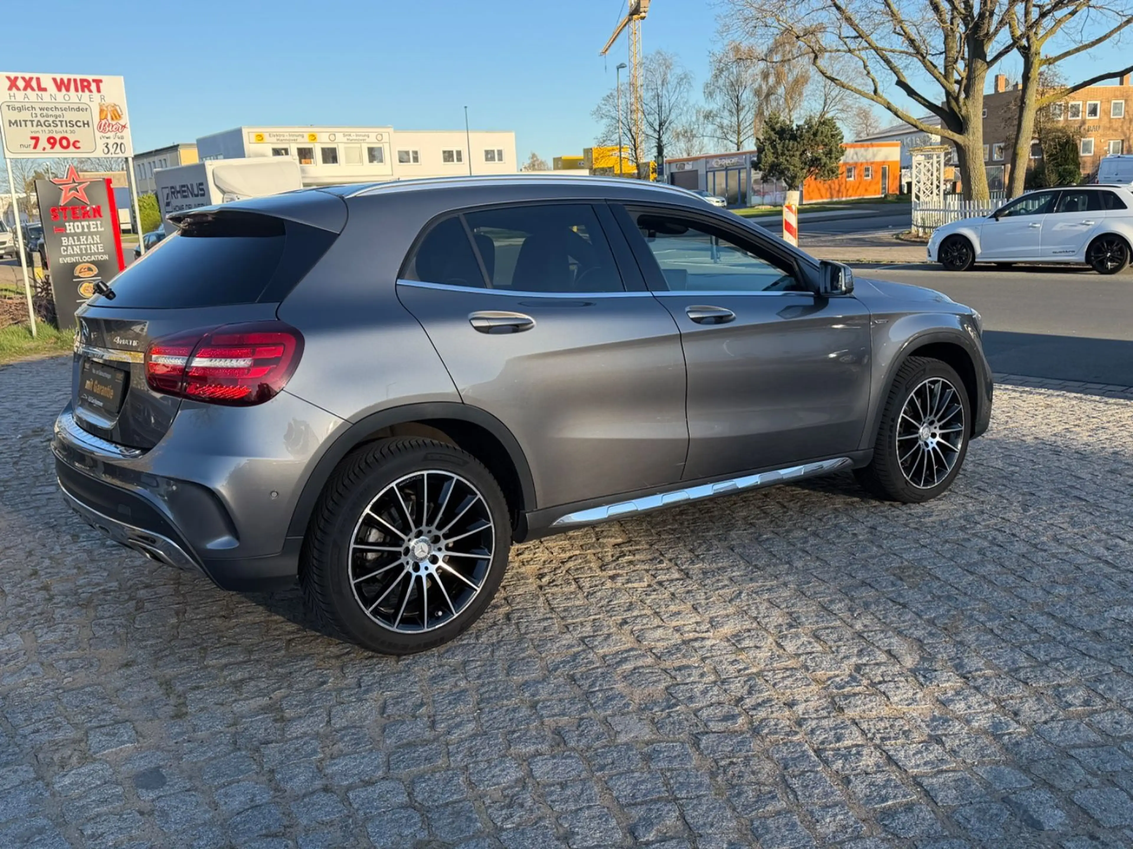 Mercedes-Benz GLA 220 d 4Mat AMG Edition 1*Panorama*Kam*Euro6 — photo 4