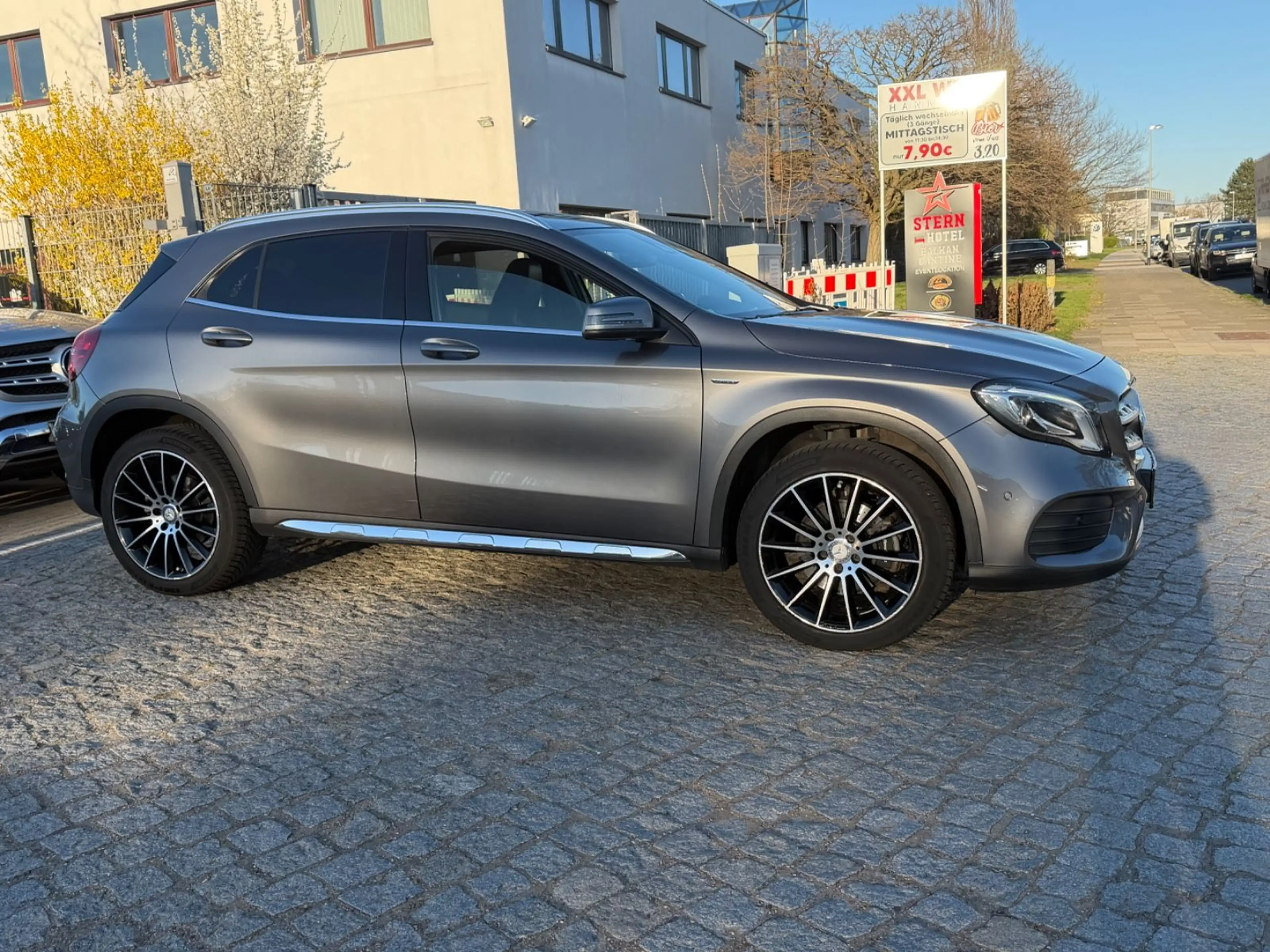 Mercedes-Benz GLA 220 d 4Mat AMG Edition 1*Panorama*Kam*Euro6 — photo 5
