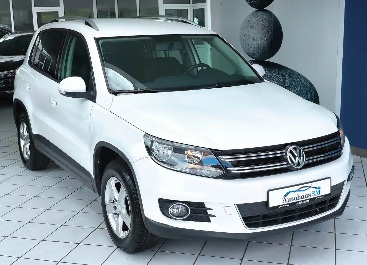 Volkswagen Tiguan *Navi*Rentnerfahrzeug*Top gepflegt*Shz* Weiß - 1