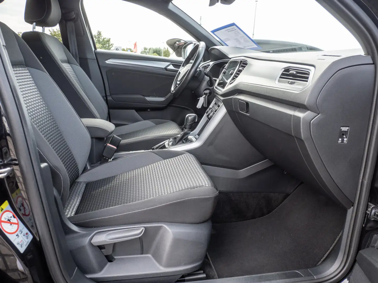 Volkswagen T-Roc 1.5 TSI Active PDC SHZ NAVI ACC LED Zwart - 2