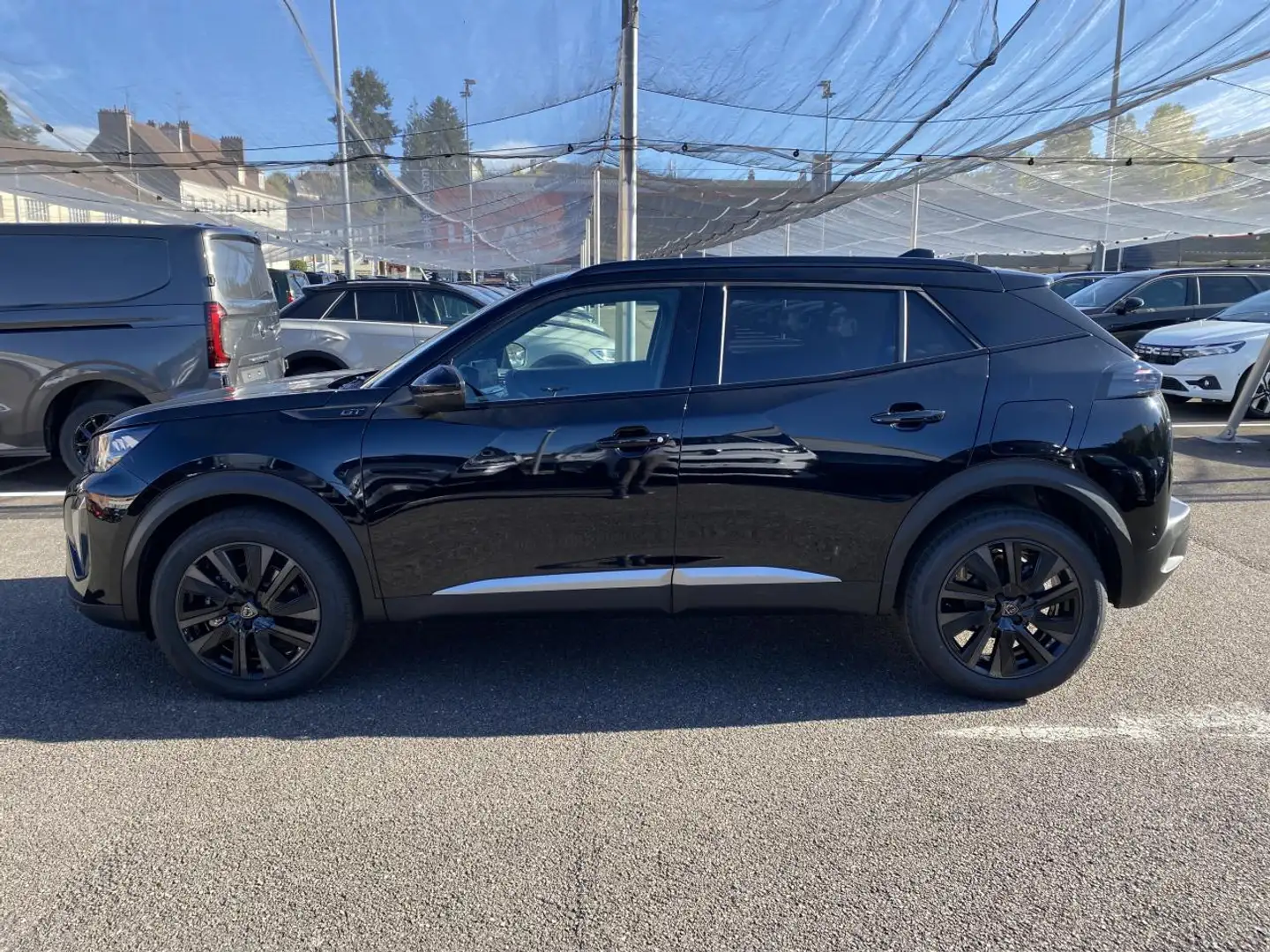 Peugeot 2008 Hybrid 145 E-DCS6 GT Pack Vision et Navigation et Drive Assist Plus Zwart - 2