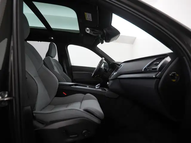 Volvo XC90 view 3