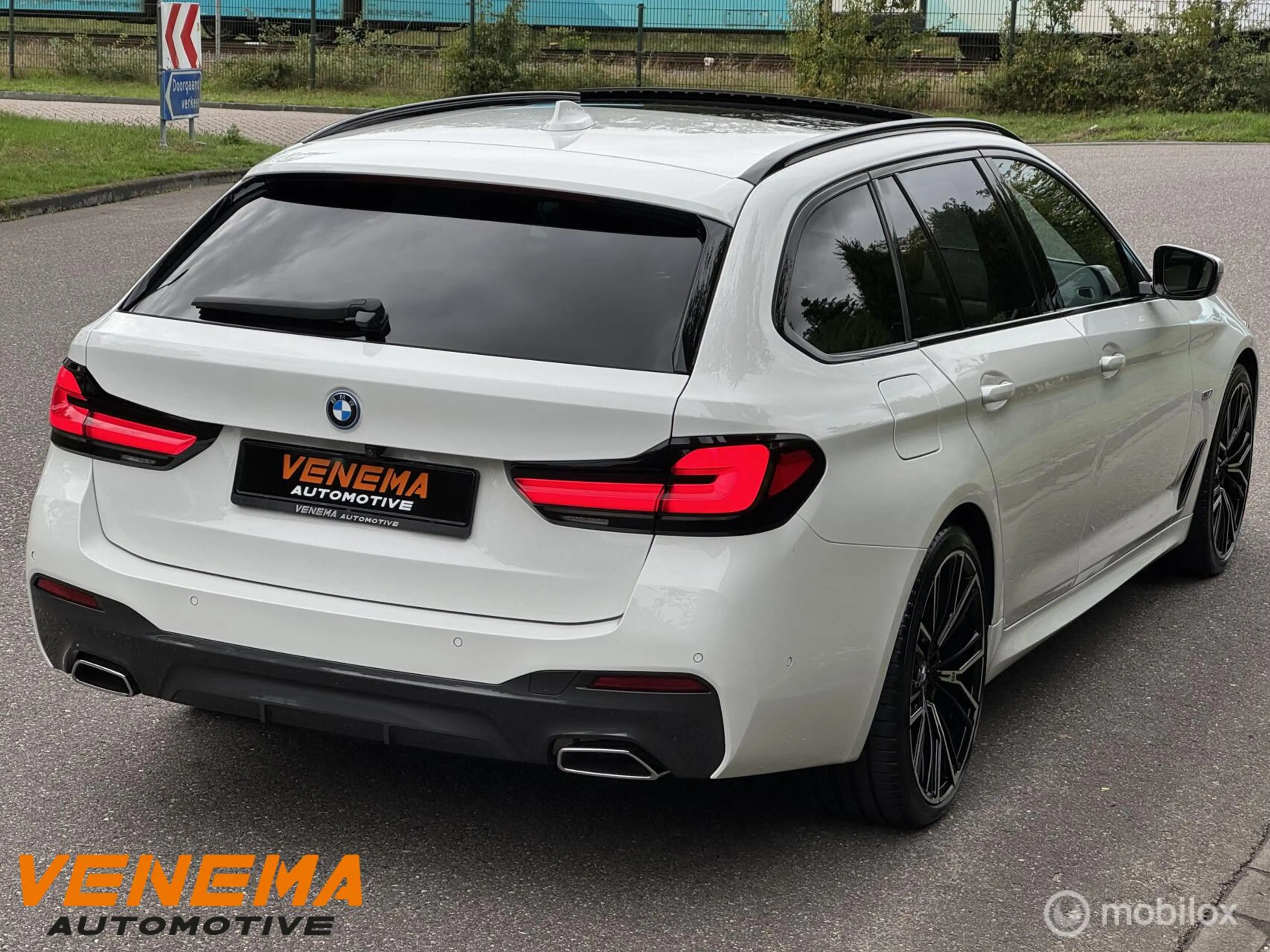 BMW 530 5-serie Touring 530e Business Edition Plus Sensate — photo 11
