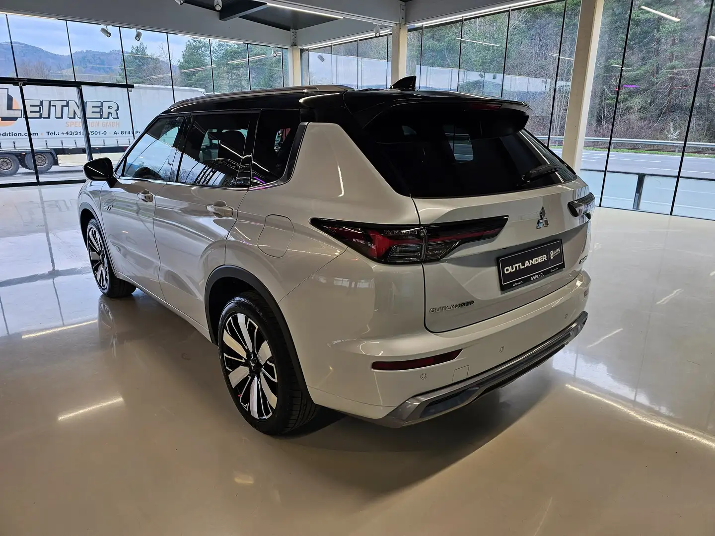 Mitsubishi Outlander 2,4 PHEV S-AWC Diamond Luxury Weiß - 2