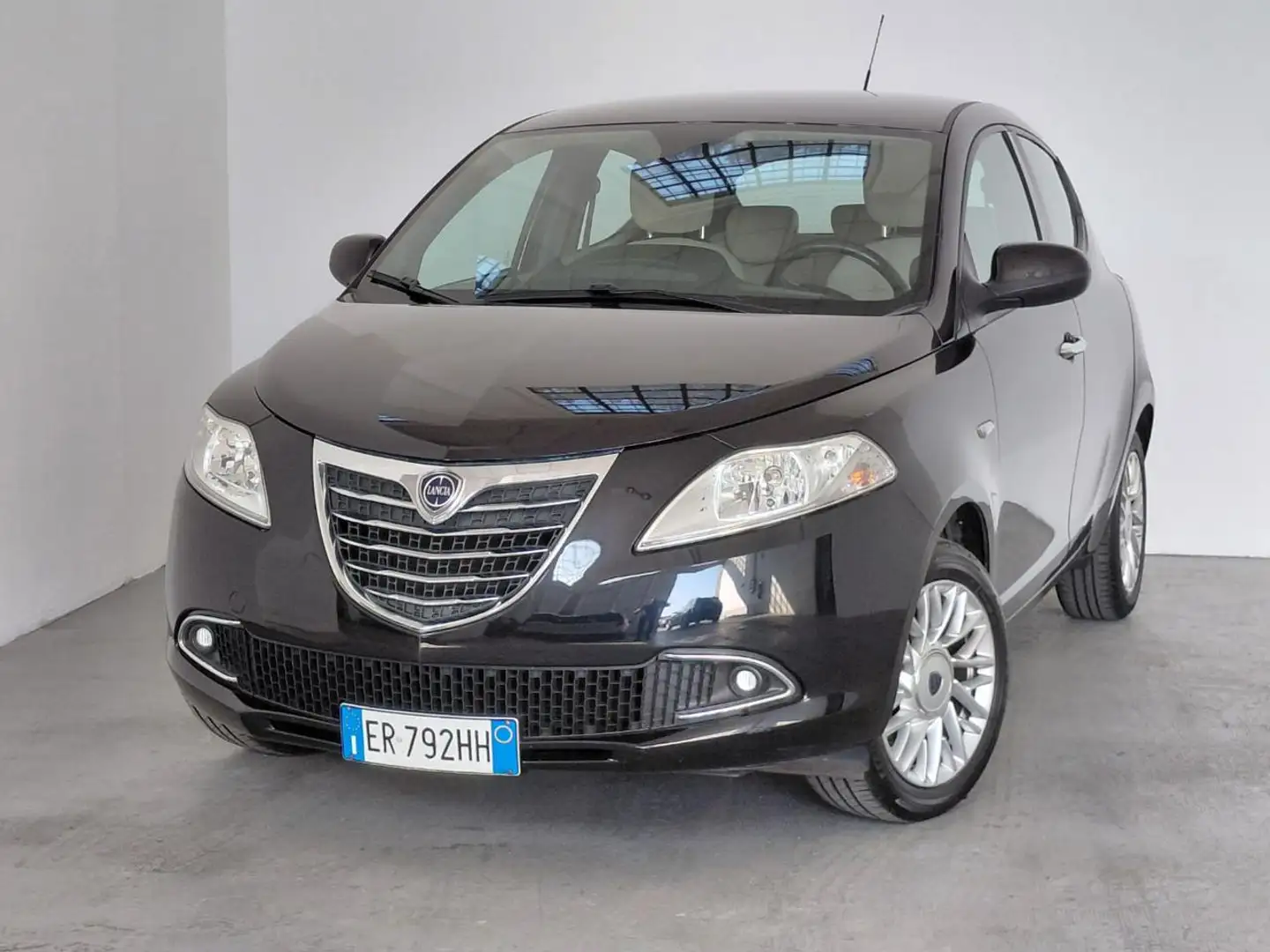 Lancia Ypsilon 1.2 69 CV  Silver 5POSTI  circola senza limiti Schwarz - 1