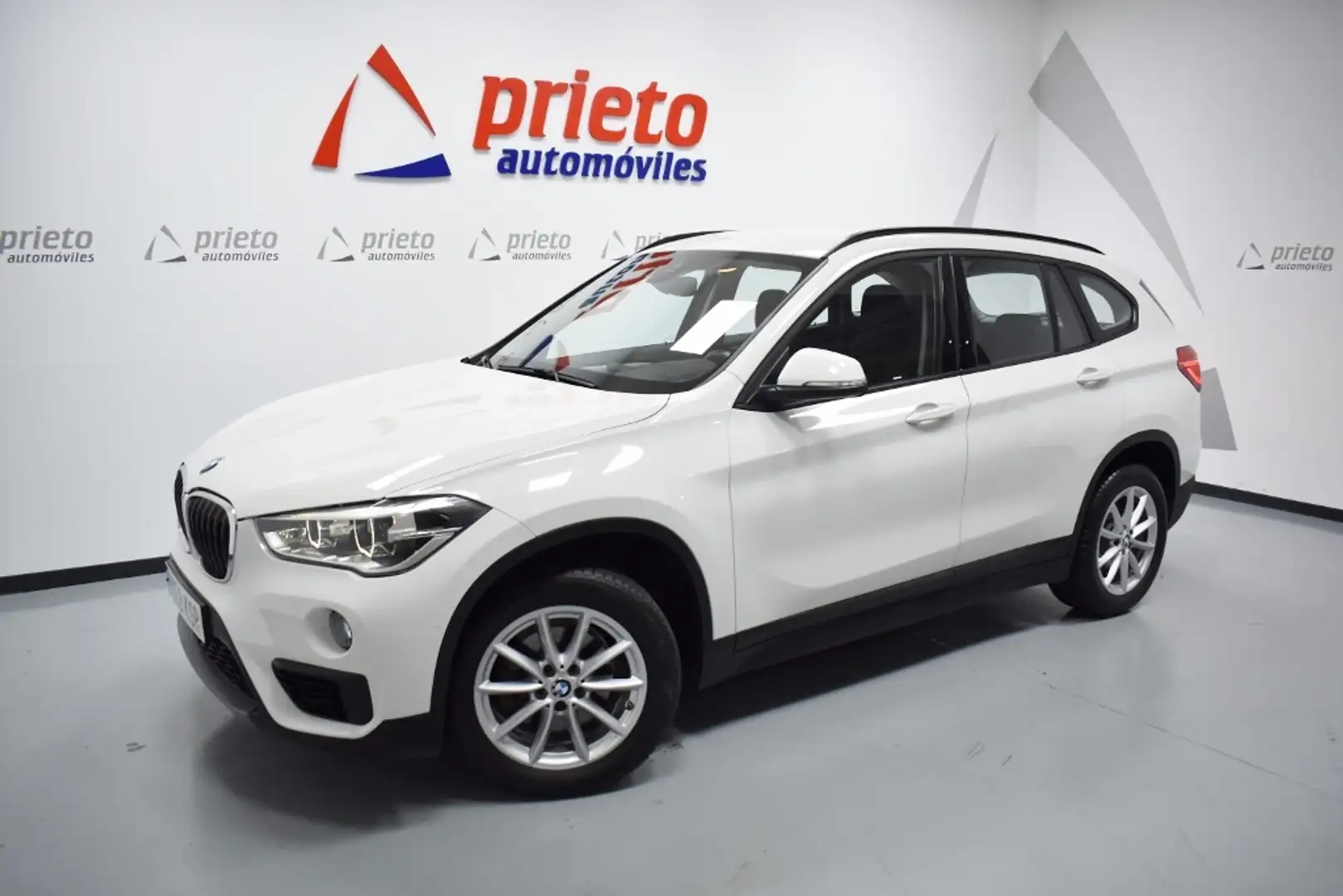 BMW X1 sDrive 18dA Business Blanc - 1