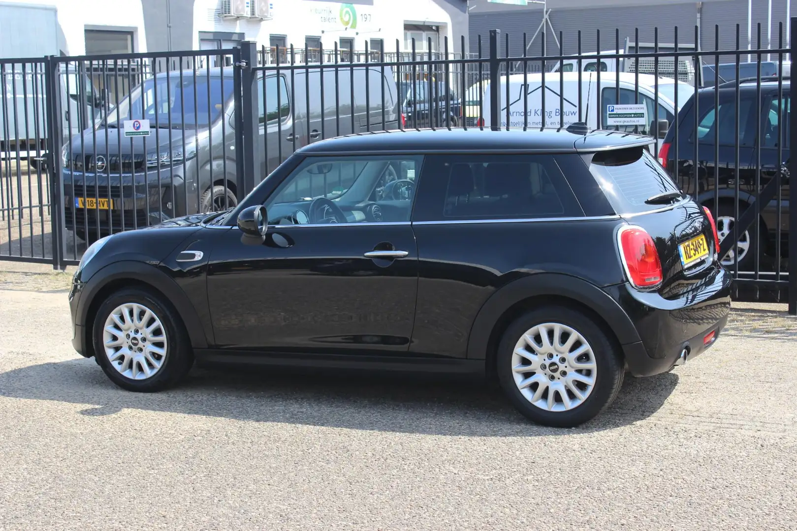 MINI Cooper Mini 1.5 Business, 136 PK, Navigatie Zwart - 2