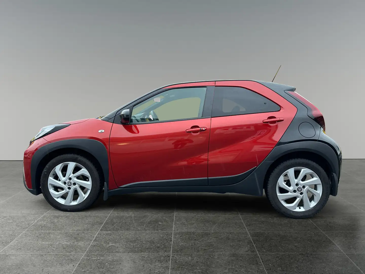 Toyota Aygo X 1,0 l Pulse 8-fach bereift! Rouge - 2