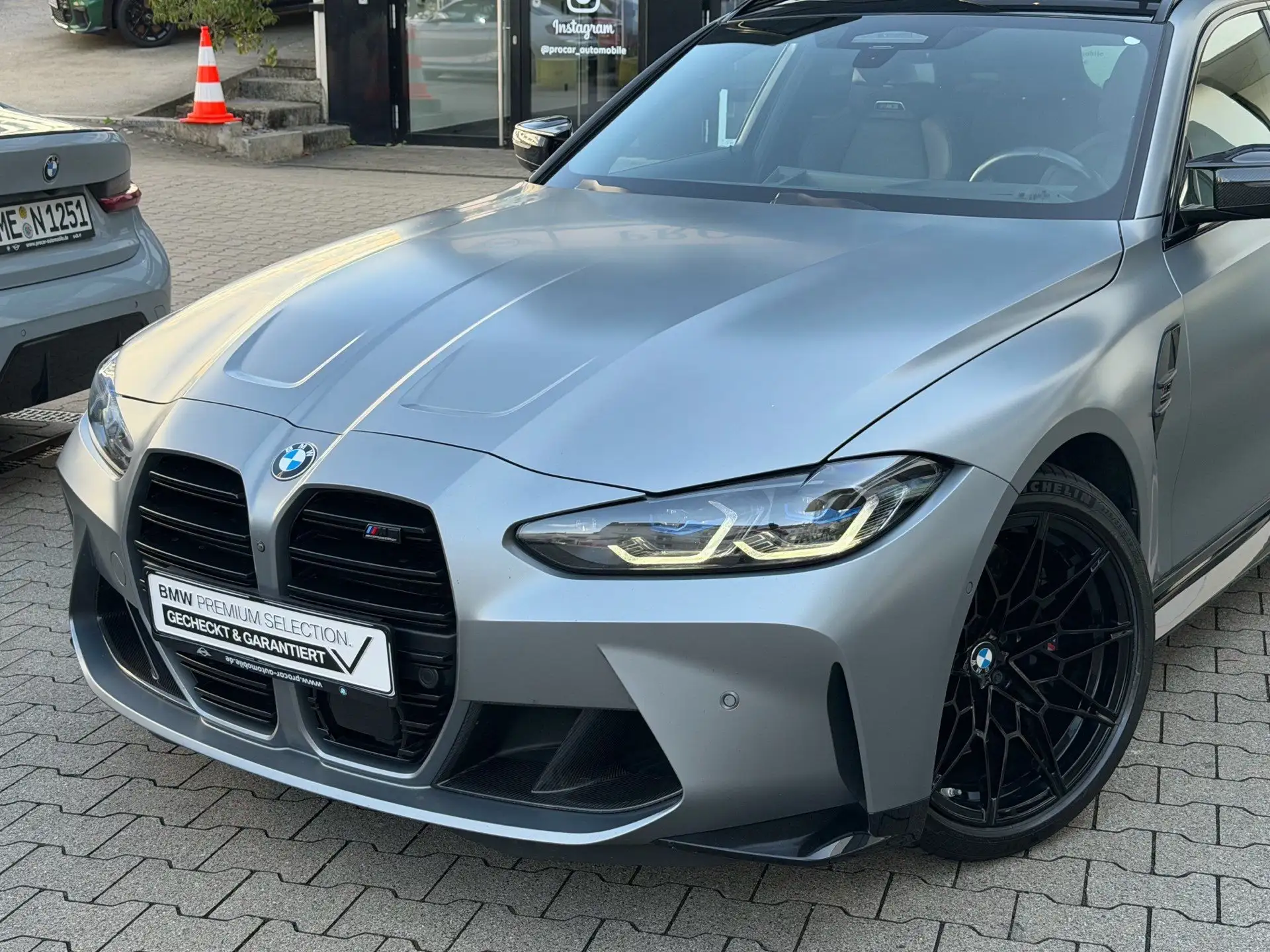 BMW M3 Sedan 2023 회색 사진 2