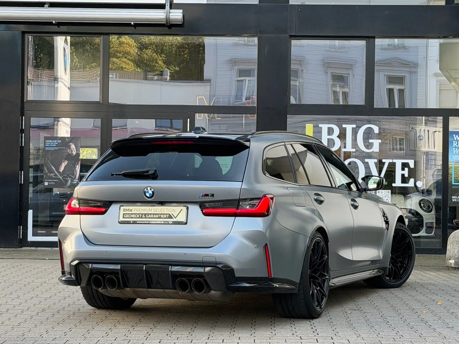 BMW M3 Sedan 2023 회색 사진 3