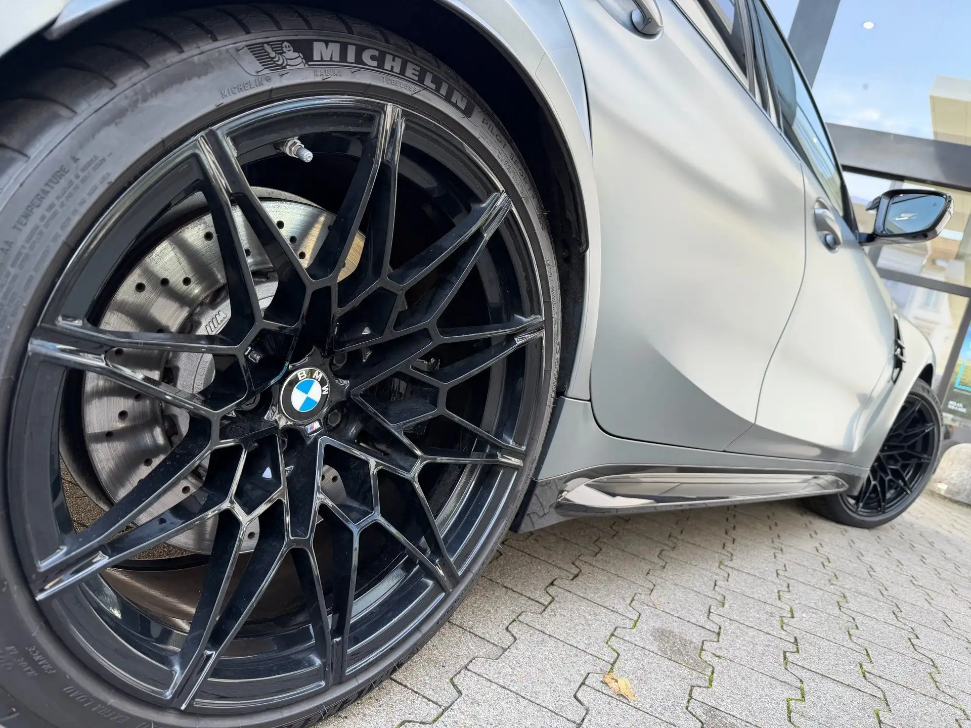 BMW M3 Sedan 2023 회색 사진 5