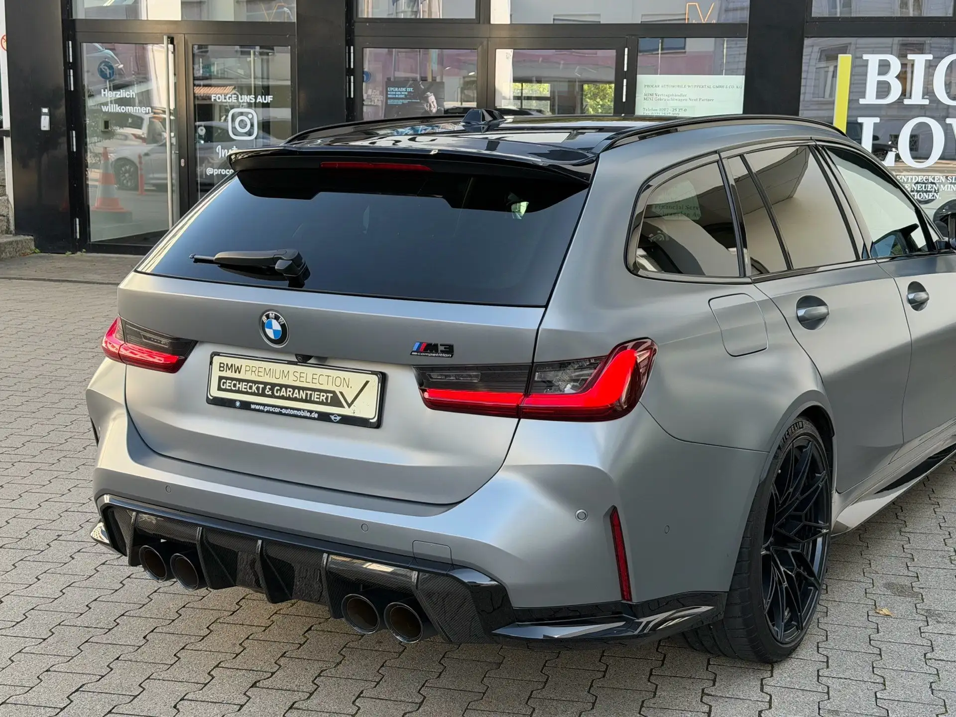 BMW M3 Sedan 2023 회색 사진 4