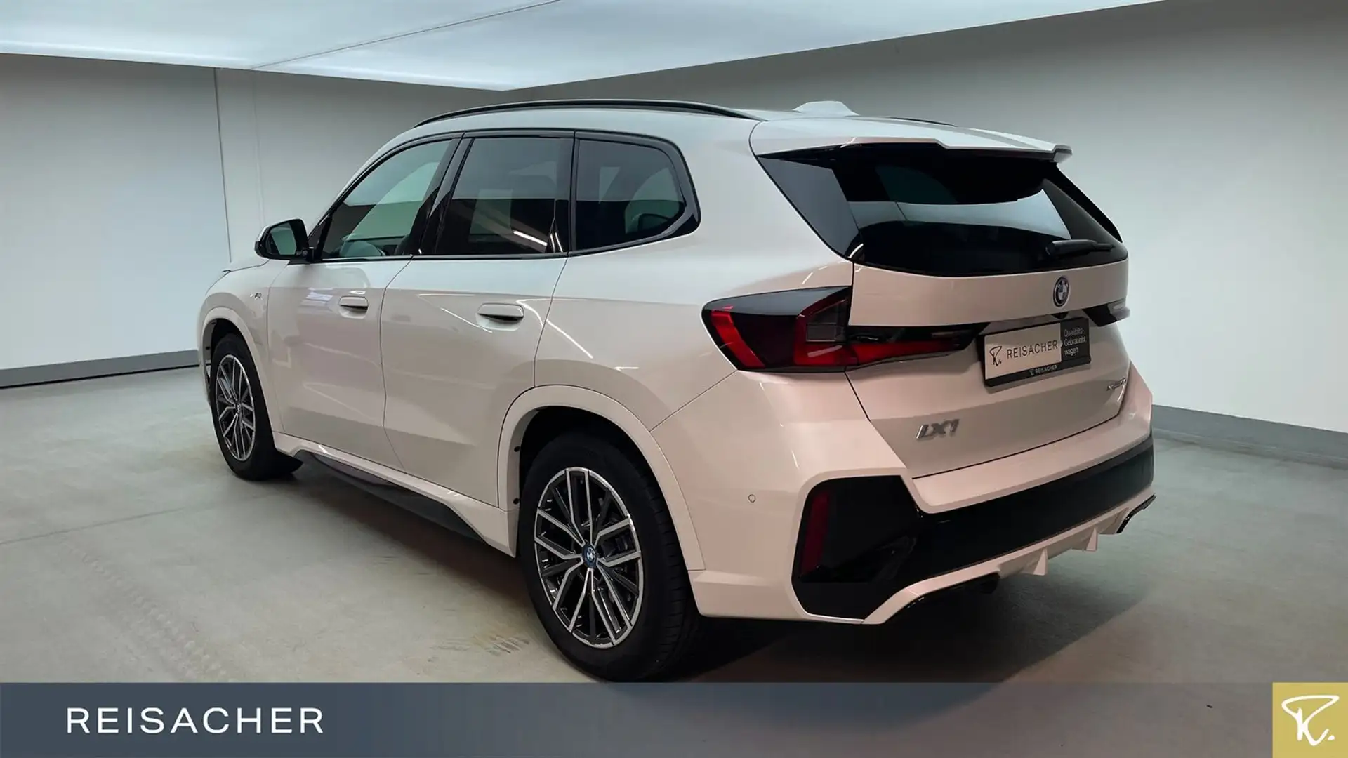 BMW iX1 IX1 A XDRIVE30 M-Sport,AHK,RFK,LCPlus,adapLED Weiß - 2