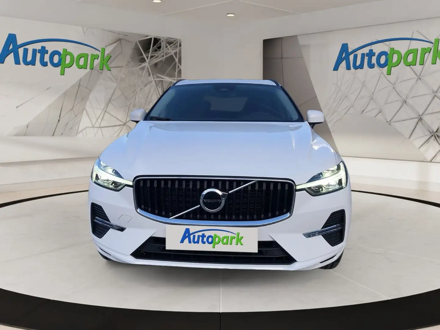 Volvo XC60 Momentum Pro Weiß - 2
