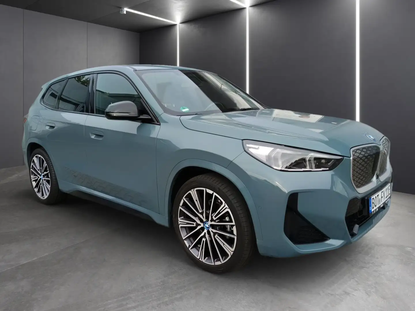 BMW iX1 eDrive20 20"ALU+M SPORTPAKET+MEMORY+ANH.KUPPLUNG Зелений - 2