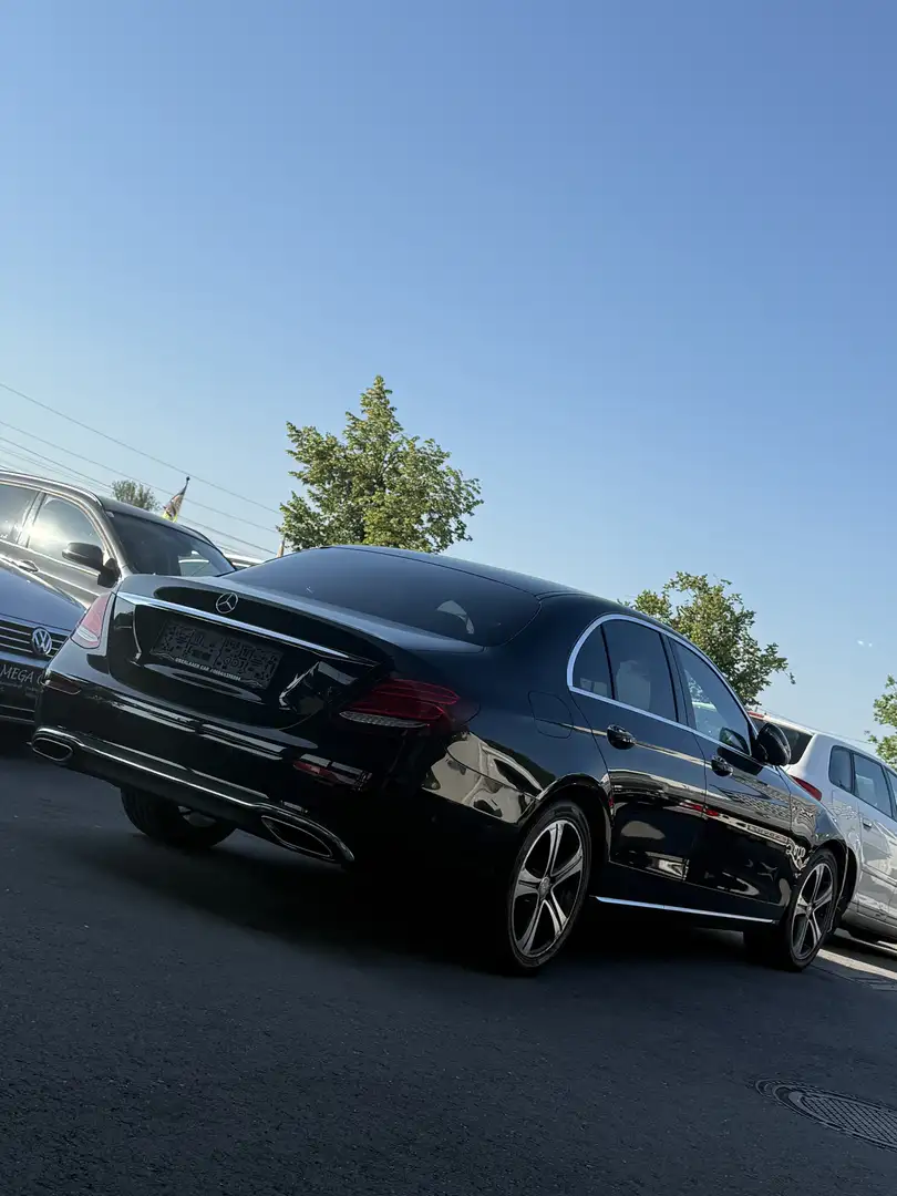 Mercedes-Benz E 200 Aut. / Schiebedach / Navi / Sitzh. / Schwarz - 1