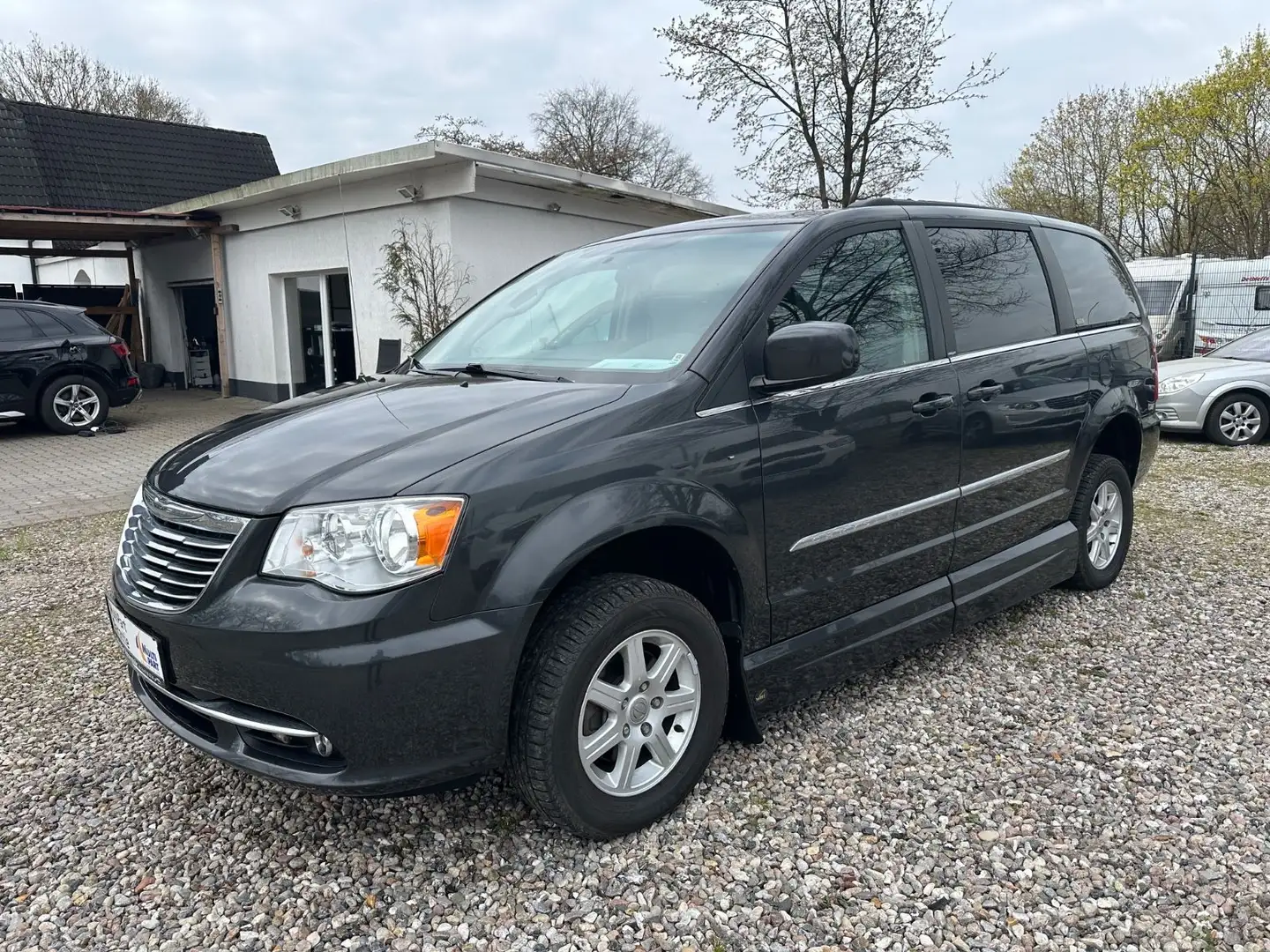 Chrysler Grand Voyager TOWN & COUNTRY TOURING/BEHINDERTENGERECHTE FAHRZ Schwarz - 2