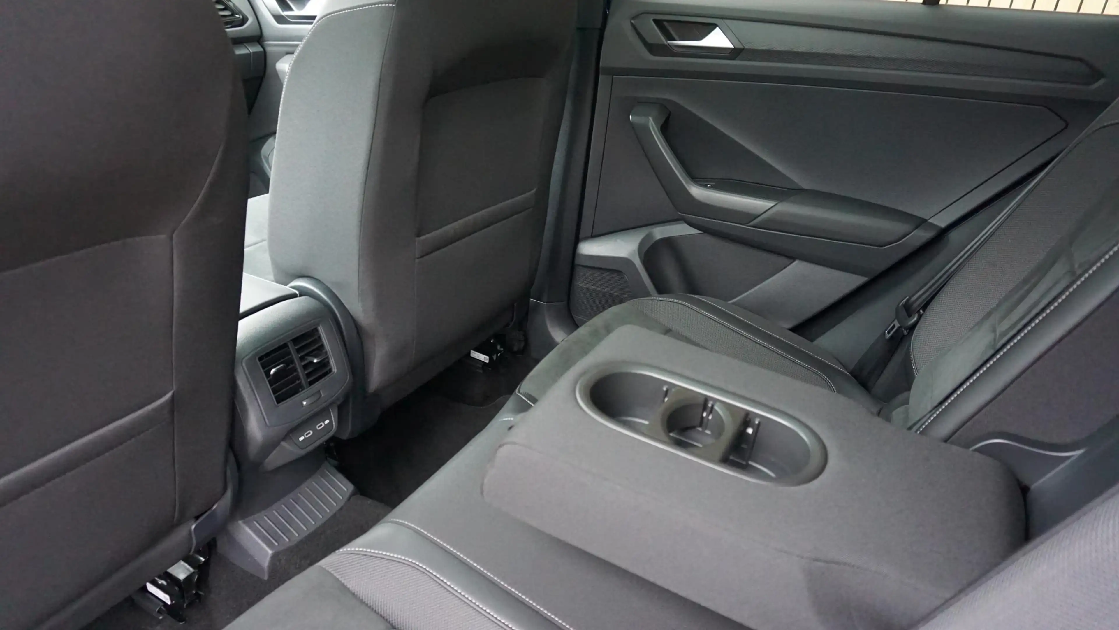 Volkswagen T-Roc 1.5 TSI 150pk DSG 2x R-Line & Black Style Pano.Dak — photo 45