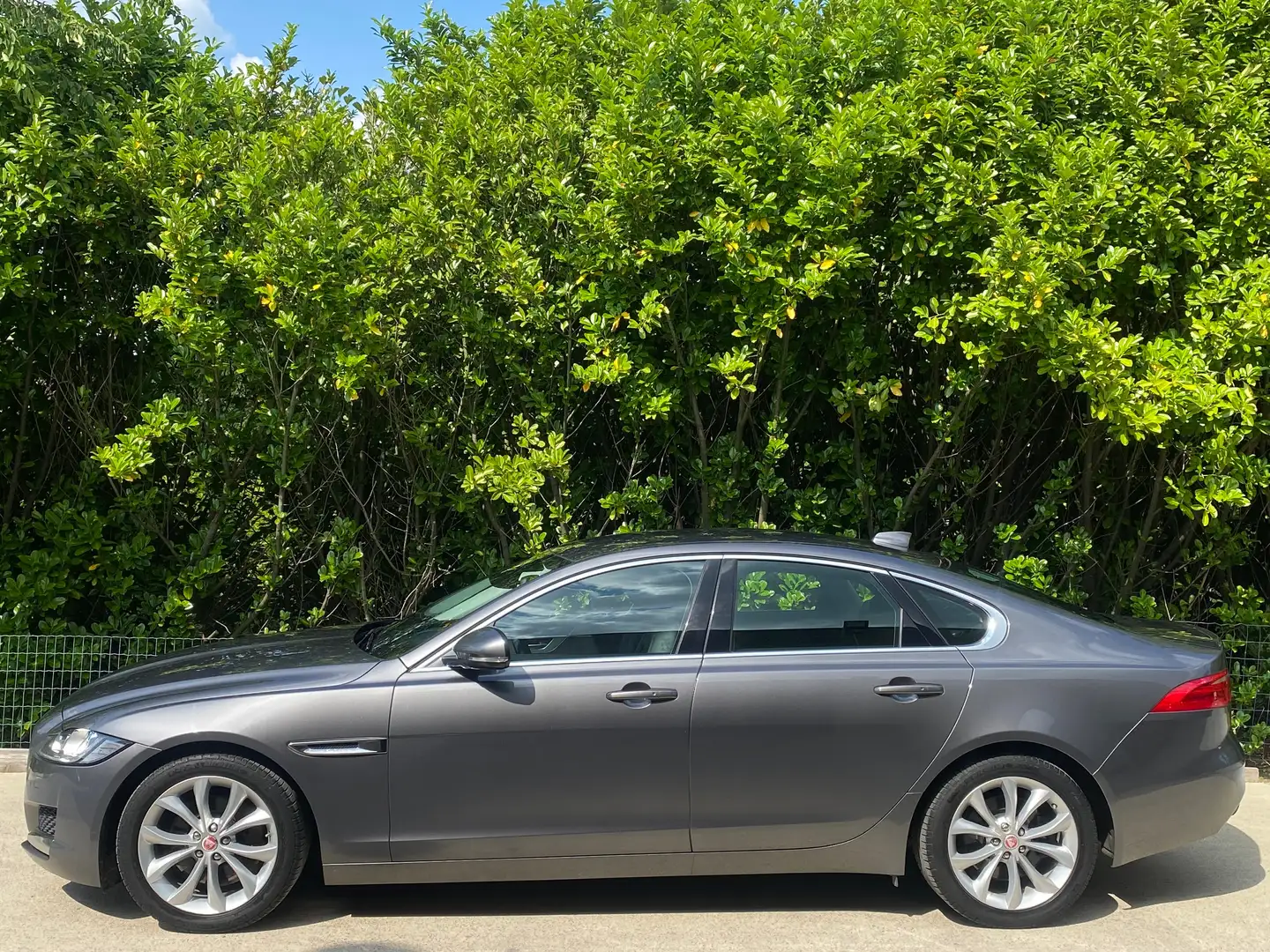 Jaguar XF 2.0 D B.AUTO / BI-XENON / CUIR / GPS / GARANTIE!!! Grau - 2