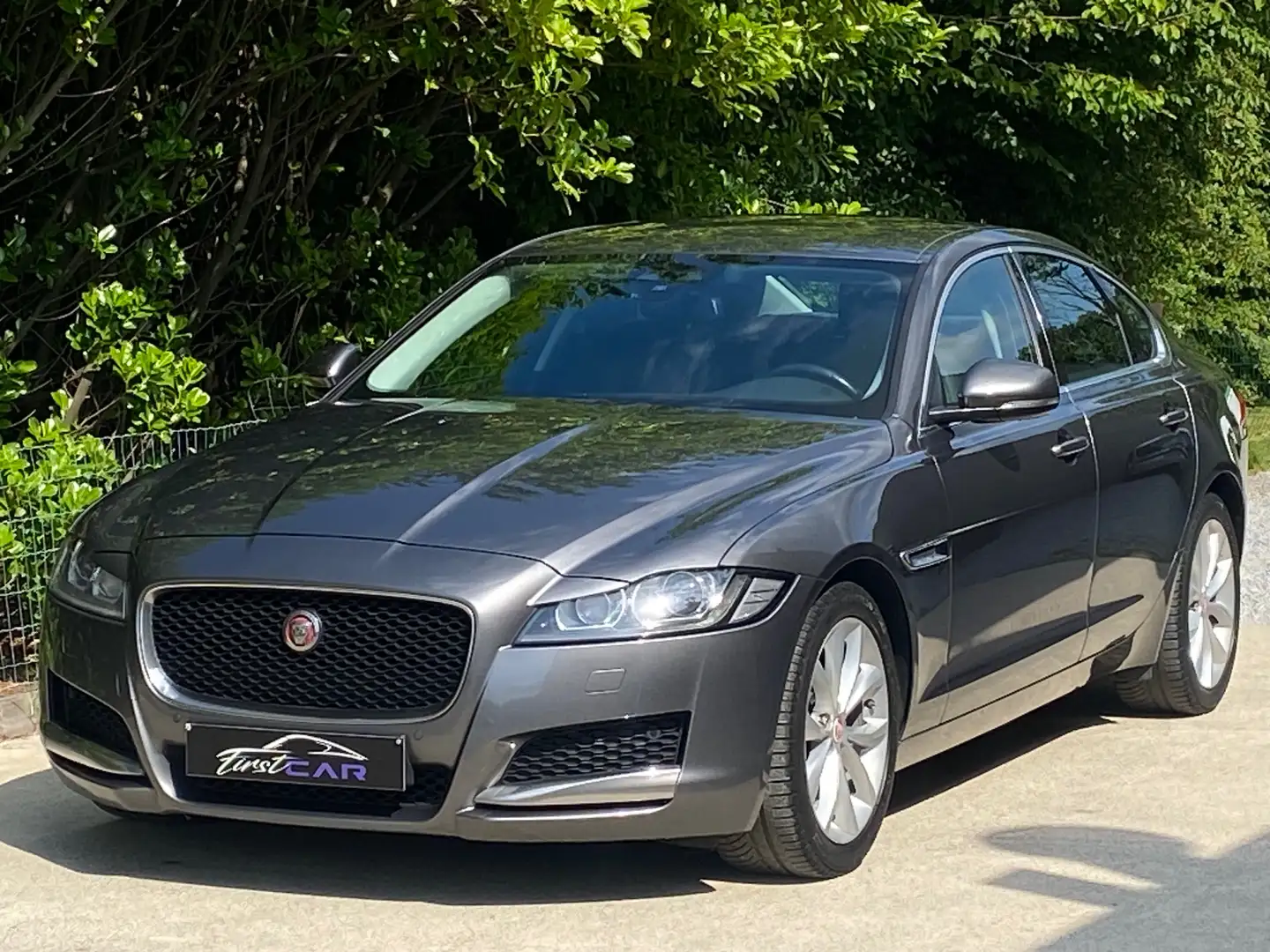 Jaguar XF 2.0 D B.AUTO / BI-XENON / CUIR / GPS / GARANTIE!!! Grau - 1