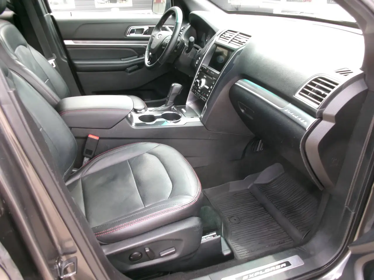 Ford Explorer photo Ford Explorer