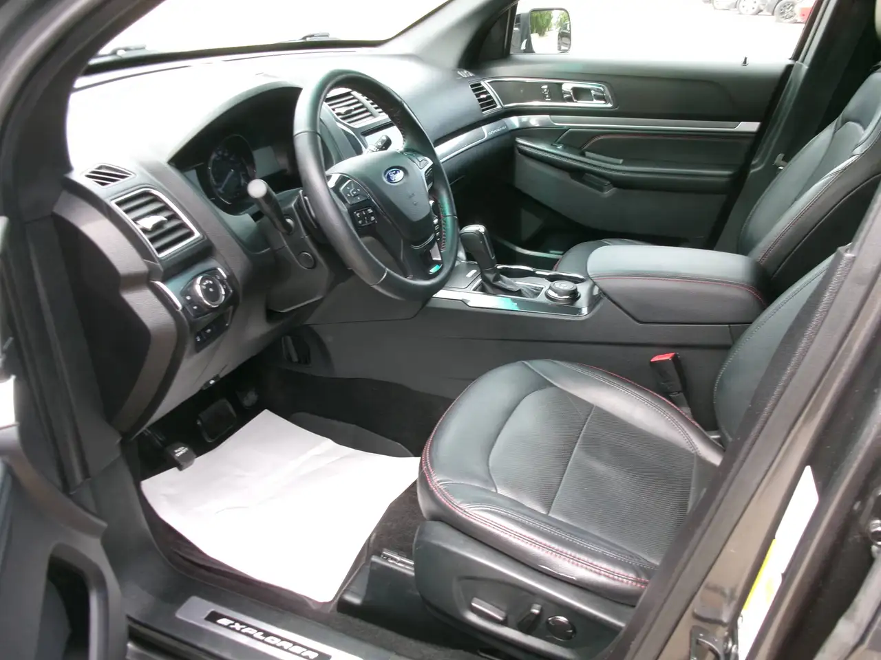 Ford Explorer photo Ford Explorer