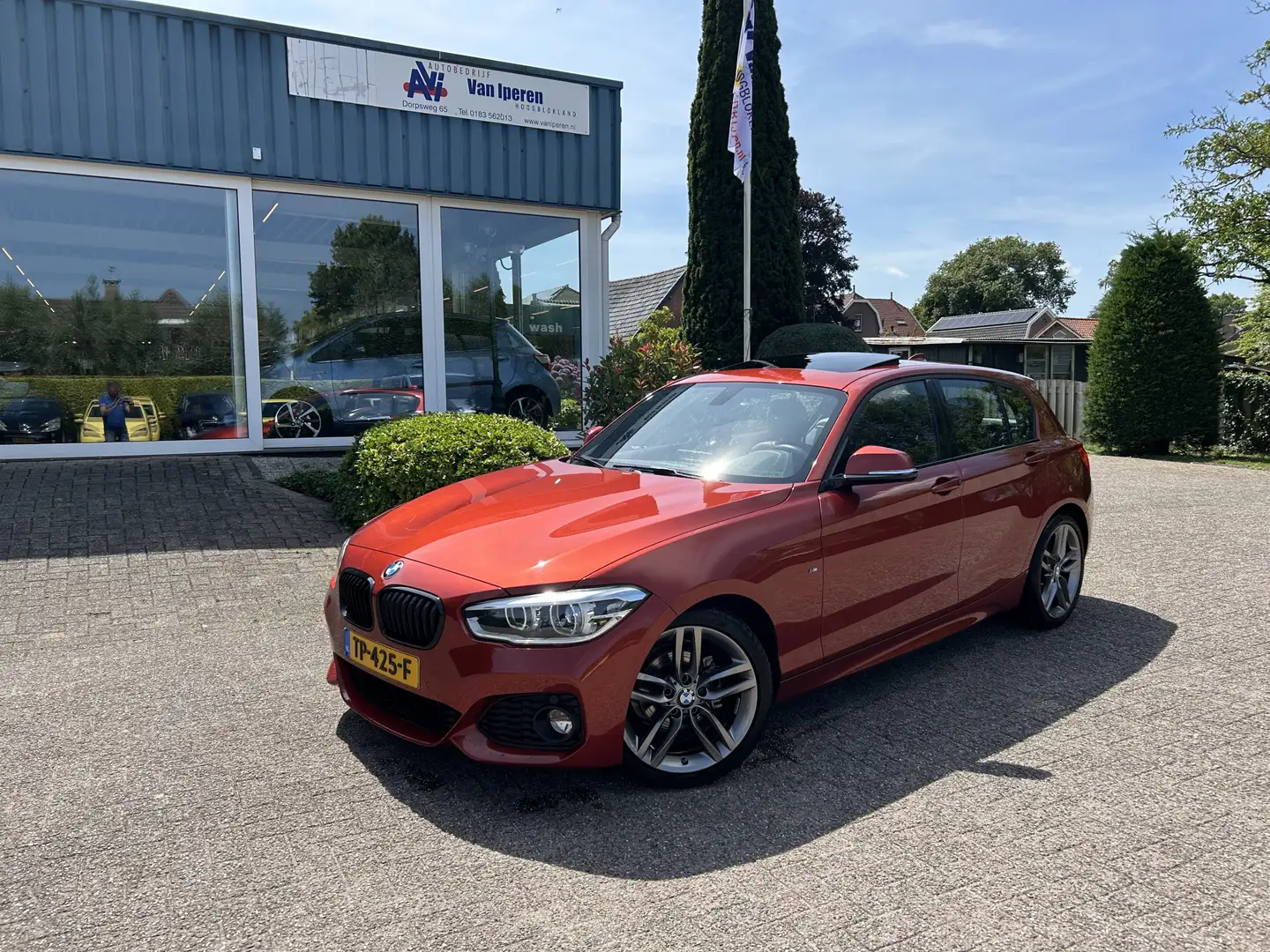 BMW 118 1-serie 118i High Executive M-Sport Oranje - 1