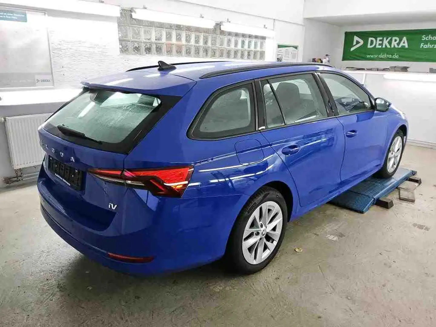 Skoda Octavia iV Combi Ambition 1.4TSI*APP*PDC*SHZ*AHK Blau - 2