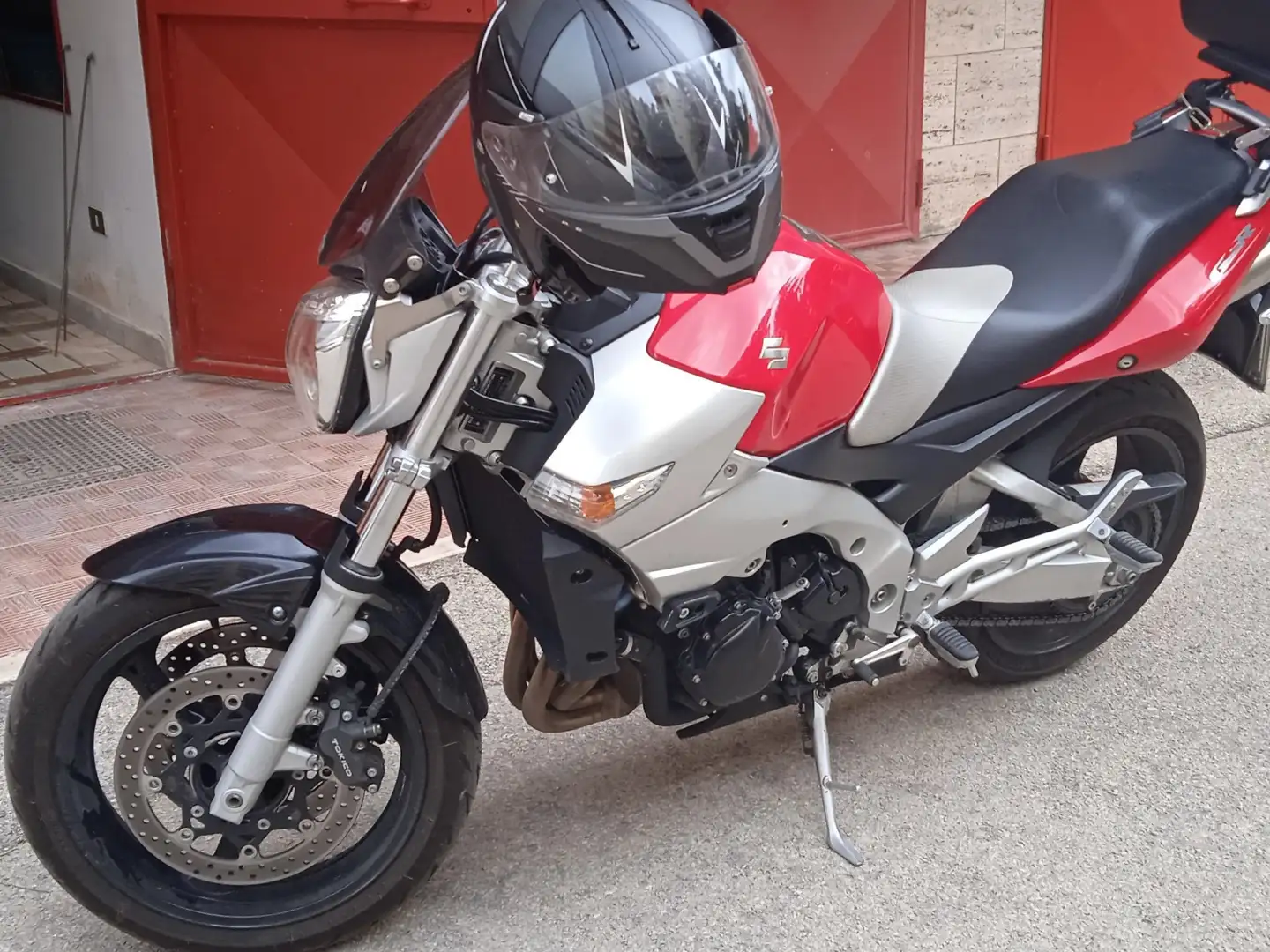 Suzuki GSR 600 Czerwony - 2