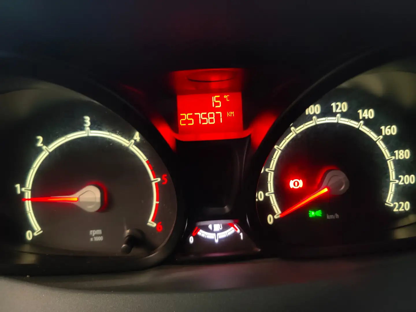 Ford Fiesta Plateado - 1