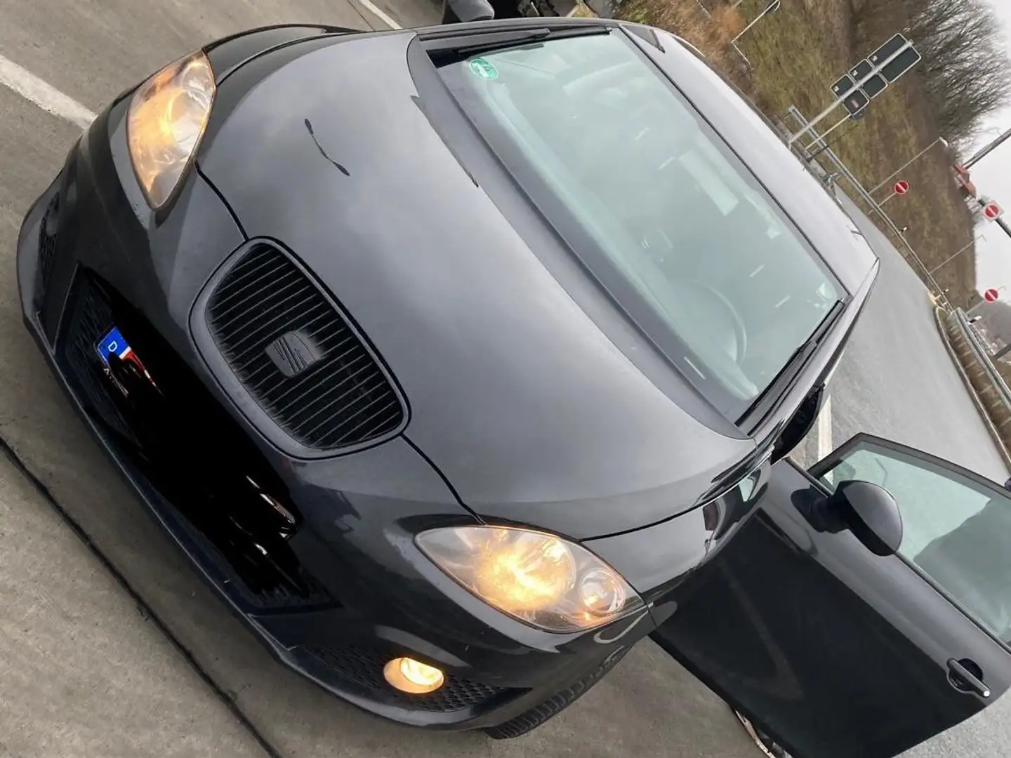 SEAT Leon Leon 1.9 TDI DPF Ecomotive Reference Schwarz - 1