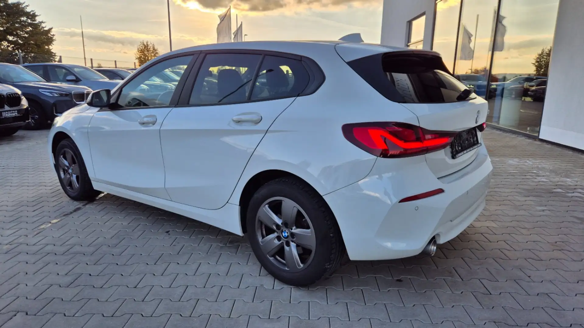 BMW 118 i Advantage LED SpurAss DAB Navi PDC SitzHz Blanc - 2