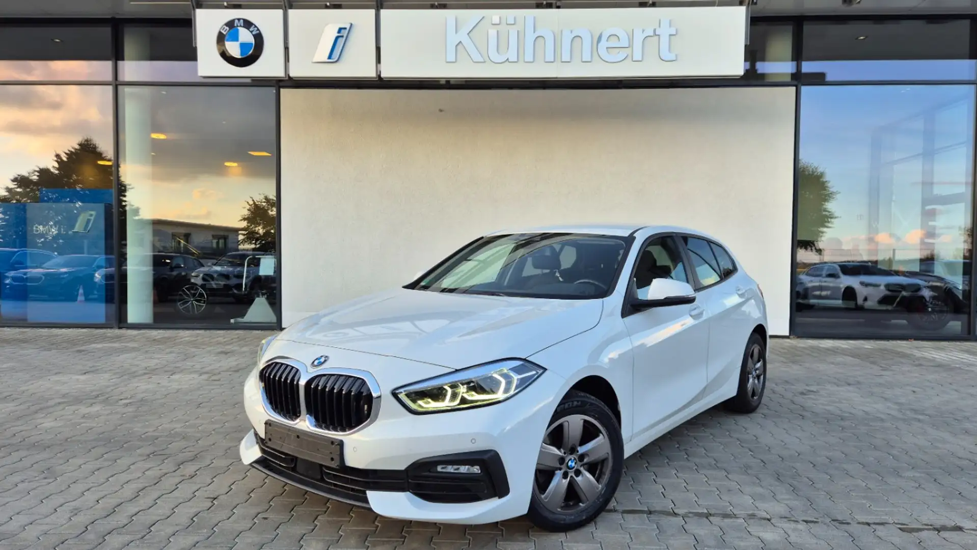 BMW 118 i Advantage LED SpurAss DAB Navi PDC SitzHz Blanc - 1