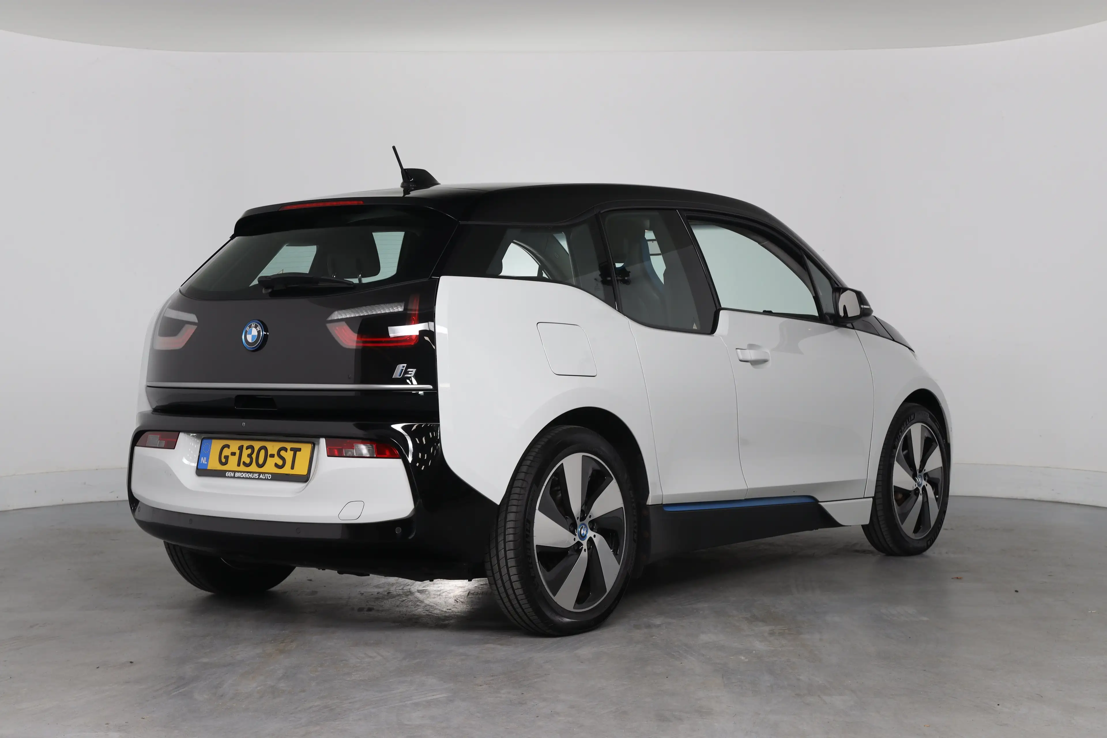 BMW i3 Basis 120Ah 42 kWh | Navigatie | Camera | LED | Cr — photo 10