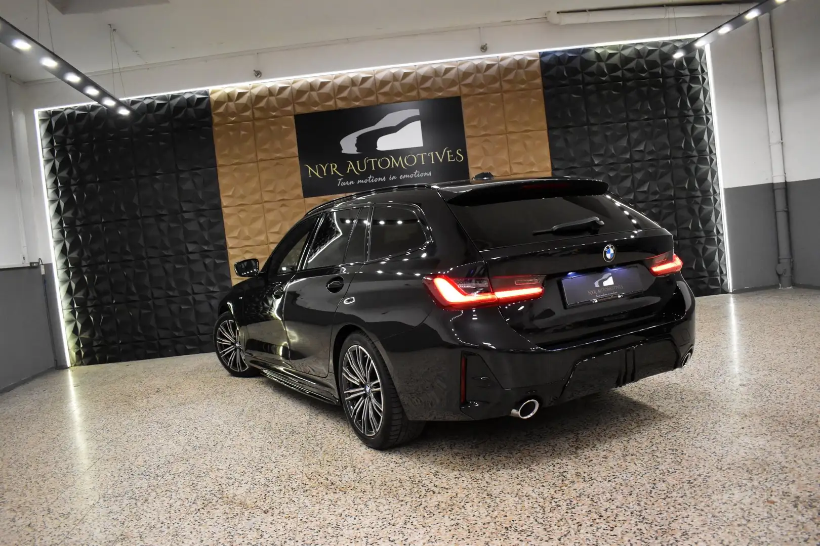 BMW 318 d Touring LCI M-PERFORMANCE, 1.HAND, LED, AHK, HUD Schwarz - 2