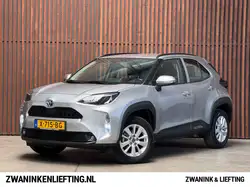 Toyota Yaris Cross Lichtmetalen velgen, Parkeerhulp voor, Regensensor, Radio, Android Auto, Armsteun, LED verlichting, Navigatiesysteem