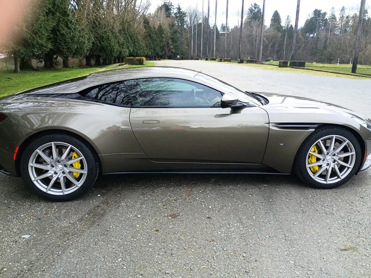 Aston Martin DB11 снимка Aston Martin DB11