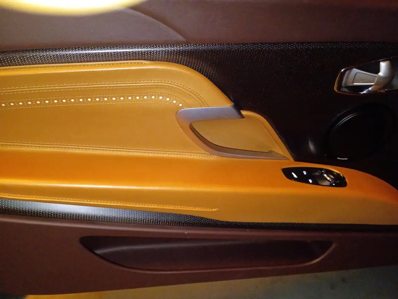 Aston Martin DB11 снимка Aston Martin DB11