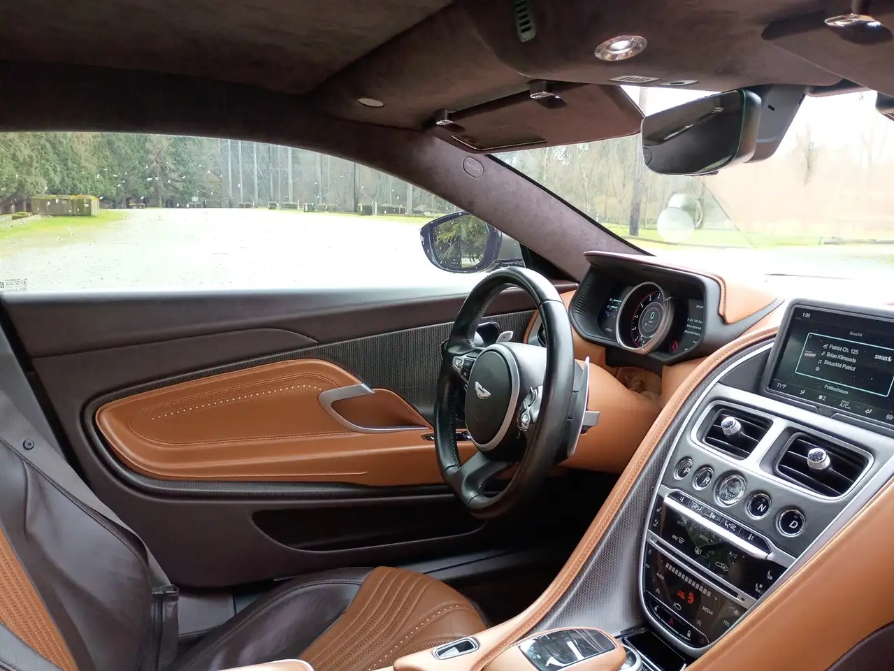 Aston Martin DB11 снимка Aston Martin DB11
