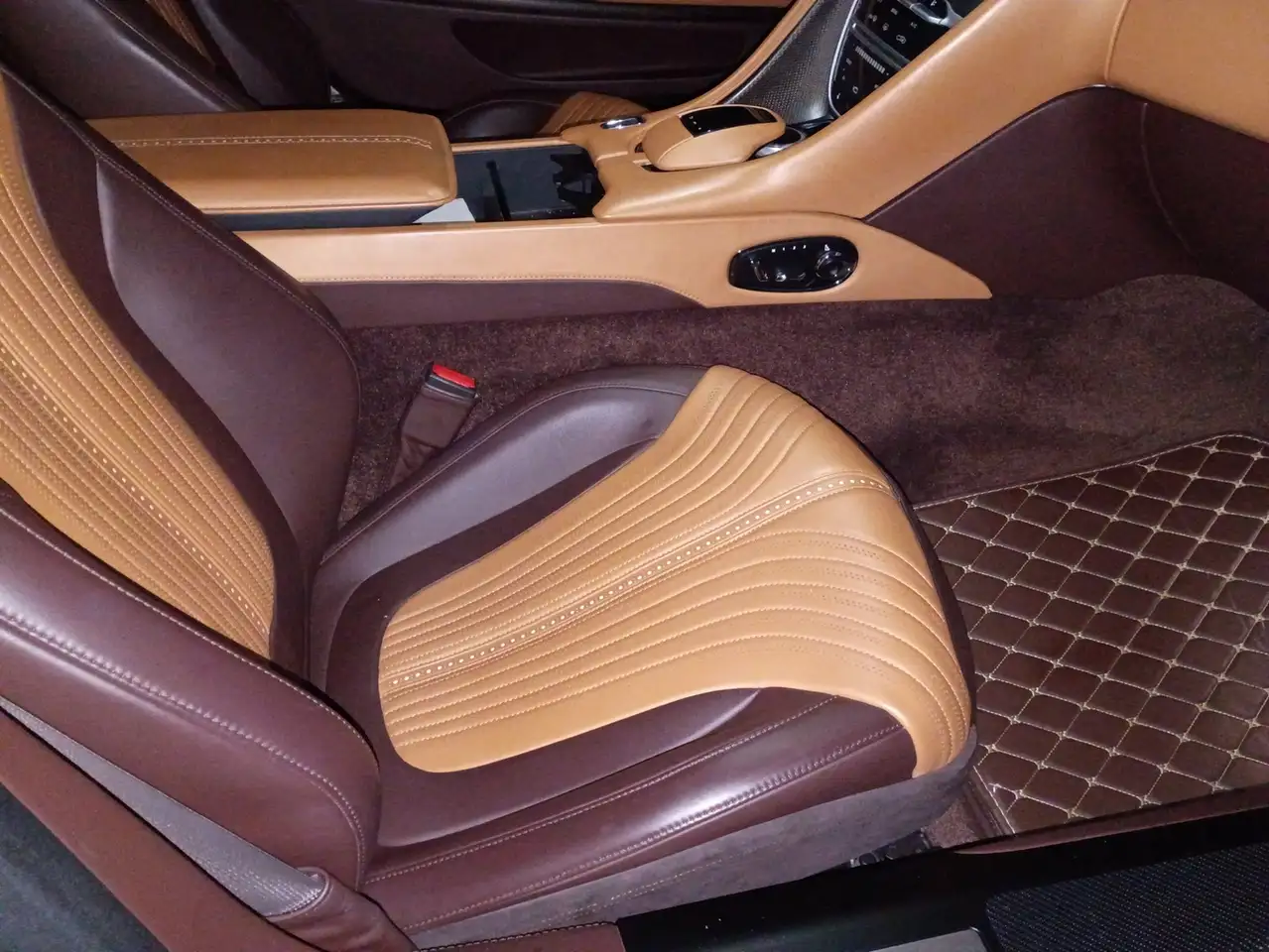 Aston Martin DB11 снимка Aston Martin DB11