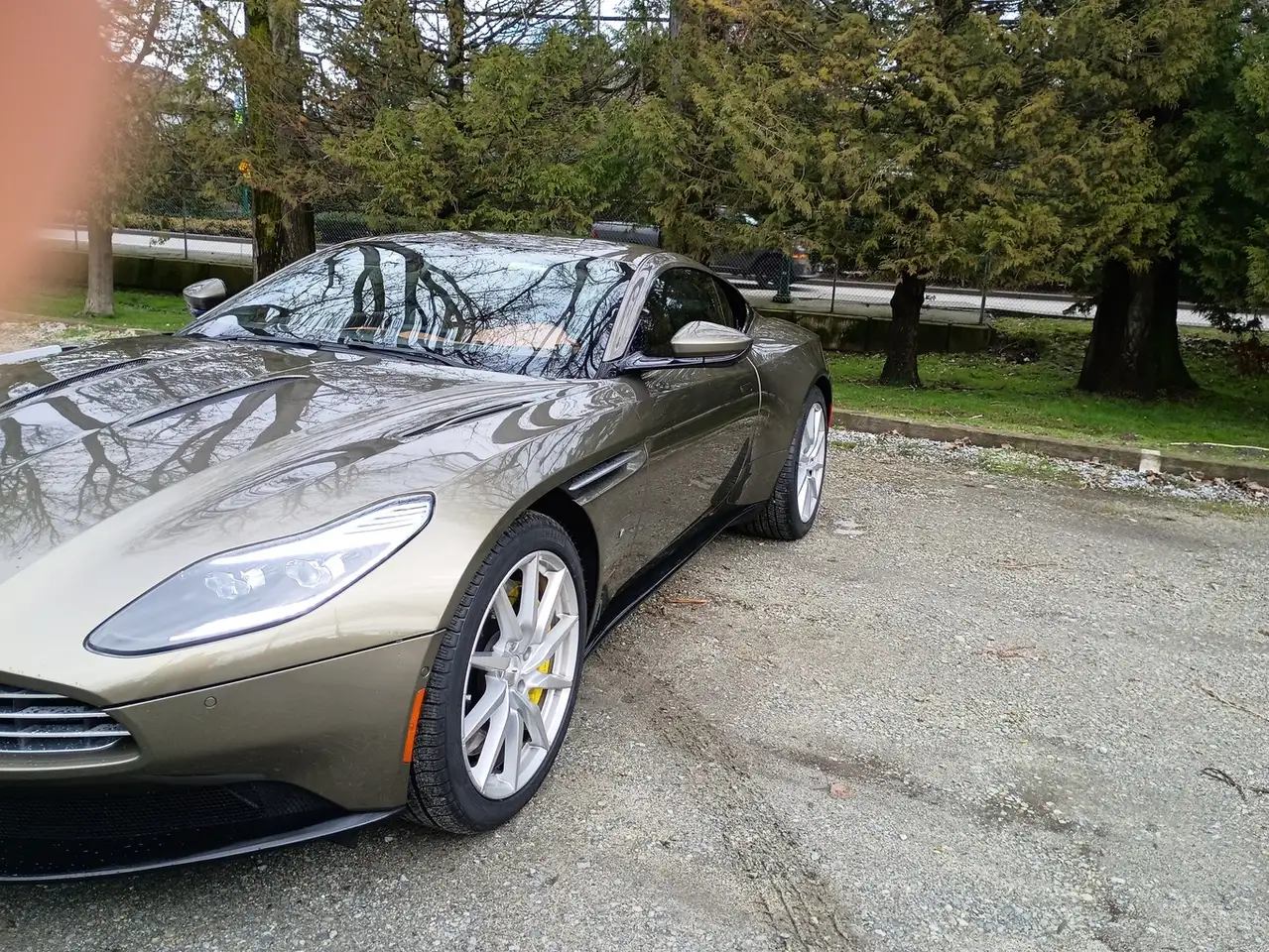 Aston Martin DB11 снимка Aston Martin DB11