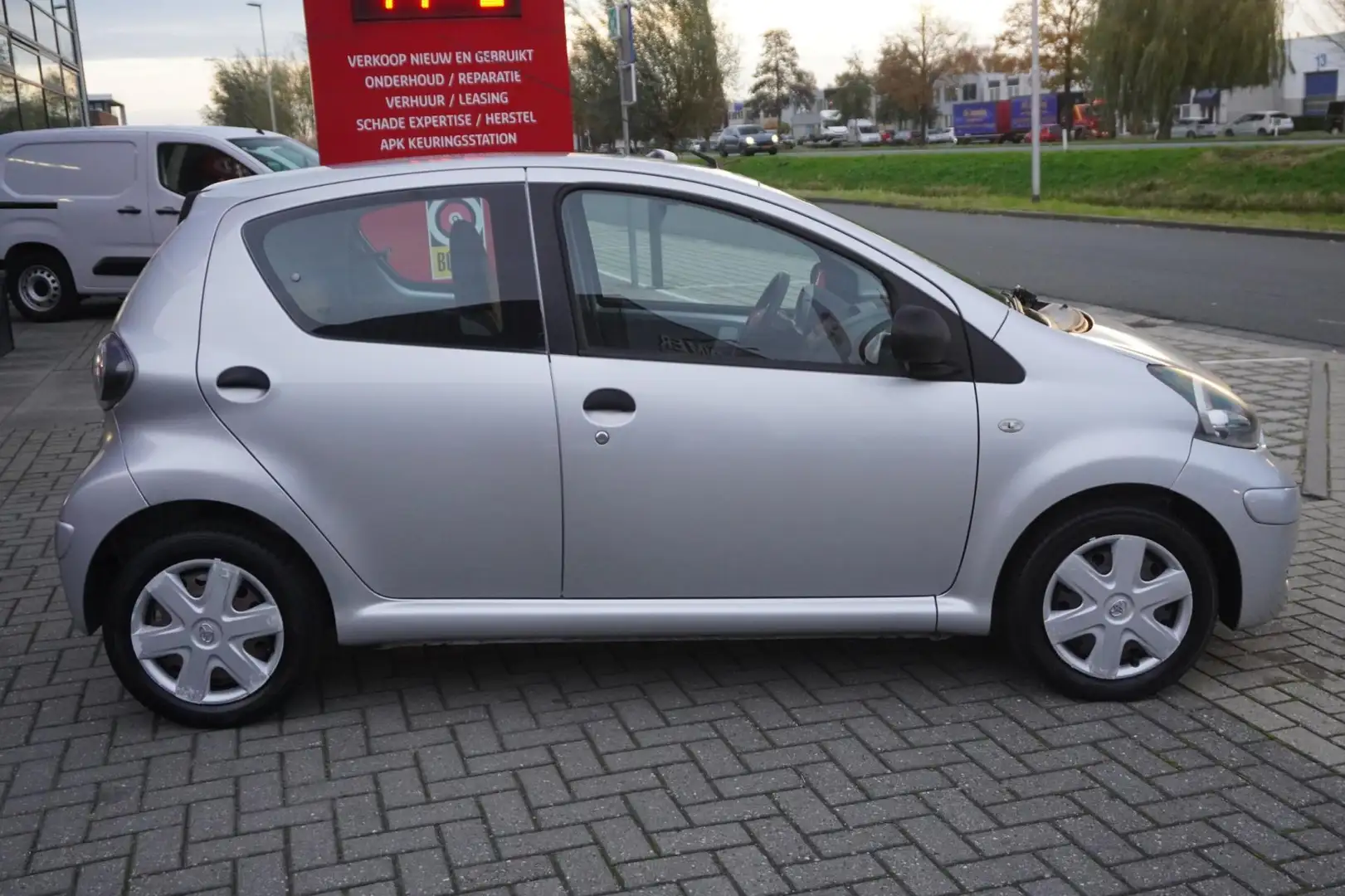 Toyota Aygo 1.0-12V Access / Airco / Radio / NAP Gris - 2