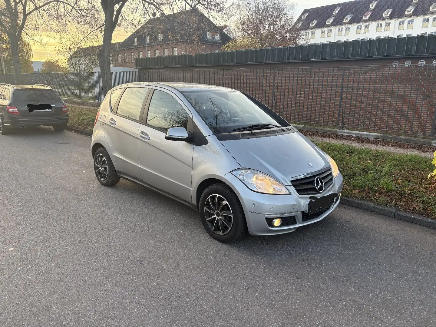 Mercedes-Benz A 180 KLIMA PDC AUTOMATIK TÜV 04/2027 Silber - 2