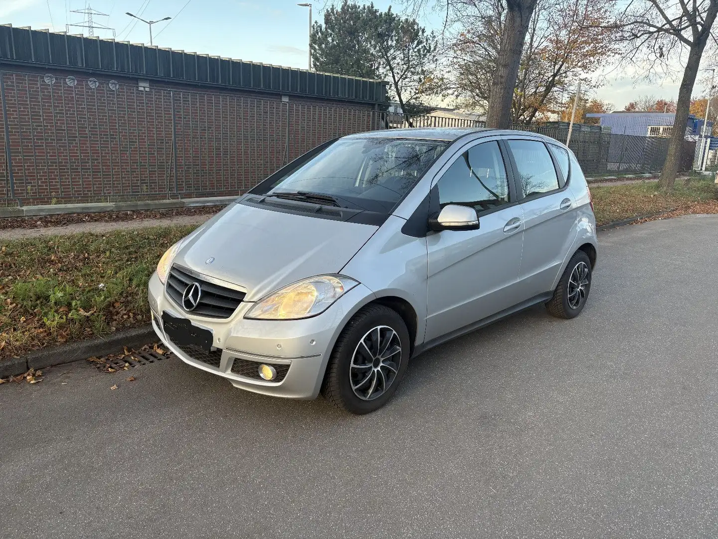 Mercedes-Benz A 180 KLIMA PDC AUTOMATIK TÜV 04/2027 Silber - 1