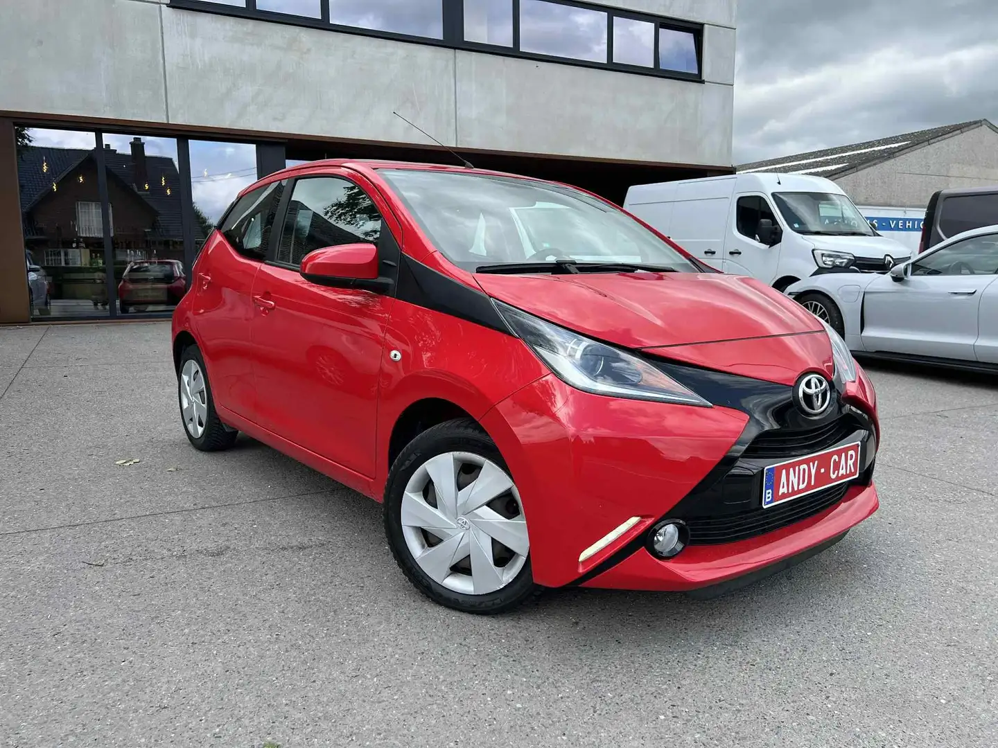 Toyota Aygo 1.0i VVT-i ** AIRCO ** GPS ** GARANTIE ** 5 PORTES Rood - 2